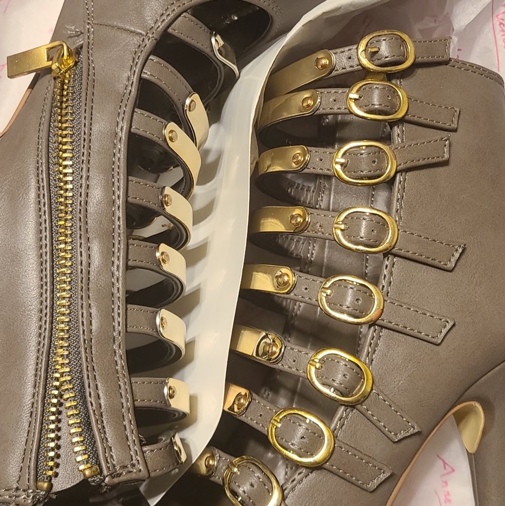 Anne Michelle Lonestar Ankle Boots in Taupe and Gold. Size 5.5